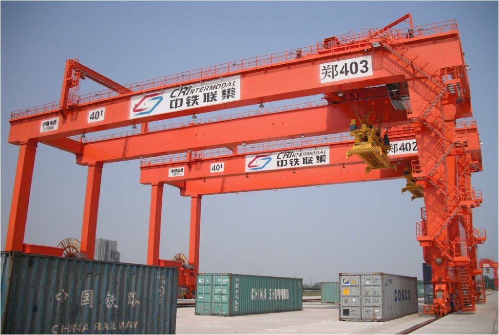 中鐵聯(lián)集鄭州站集裝箱門(mén)式起重機