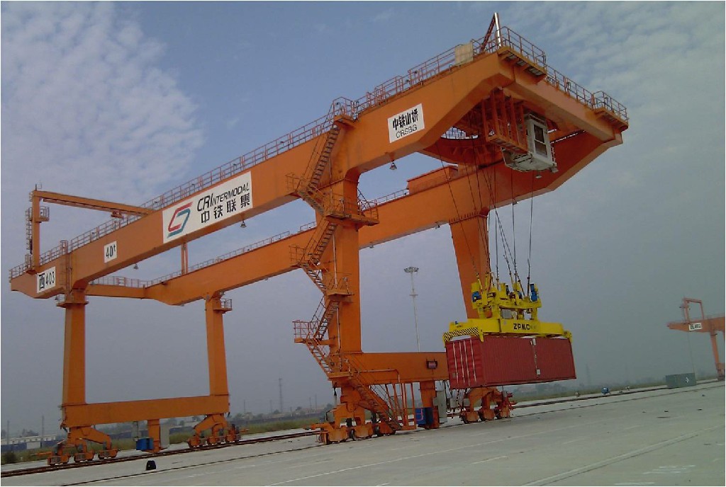 中鐵聯(lián)集西安站集裝箱門(mén)式起重機.jpg
